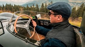 Jaguar D-Type (1956) – Der langhubige XK-Motor lässt sich erstaunlich problemlos im Strassenverkehr bewegen