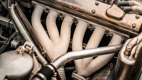 Jaguar D-Type (1956) – Dicht bepackter Motorraum, unscharf im Vordergrund der Deckel des Trockensumpf-Öltanks