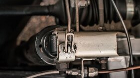 Jaguar D-Type (1956) – Die Chassisnummer ist auf einem Rohr des vorderen Rahmens bei der Stossdämpferaufnahme eingeschlagen