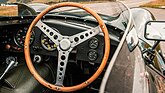 Jaguar D-Type (1956) – Drehzahlmesser links mit Schleppzeiger, die rote Nadel sitzt bei sehr vorsichtigen rund 5000 U/min