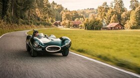 Jaguar D-Type (1956) – Zur Reduktion der Stirnfläche wurde der Motor tiefer eingebaut als beim C und geneigt