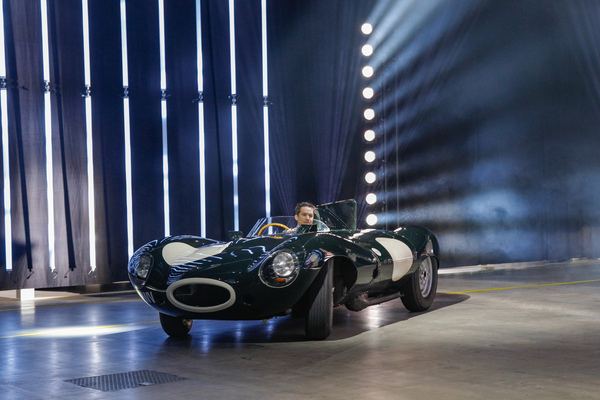 Jaguar D-Type (1956) - wirbt für die Broad Arrow Versteigerung im Dolder Grand Hotel vom 1. November 2025 - auf der "Media Stage" der 38. Auto Zürich 2025