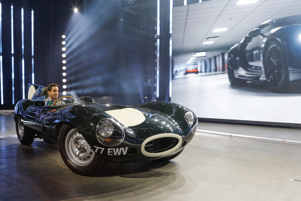 Jaguar D-Type (1956) - wirbt für die Broad Arrow Versteigerung im Dolder Grand Hotel vom 1. November 2025 - auf der "Media Stage" der 38. Auto Zürich 2025