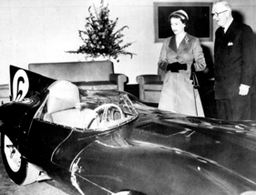 Jaguar D-Type - Sir William Lyons präsentiert Königin Elisabeth stolz den Siegerwagen von Le Mans 1955 Jaguar D-Type - Sir William Lyons präsentiert Königin Elisabeth stolz den Siegerwagen von Le Mans 1955