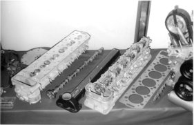 Jaguar E (1971) - Zylinderkopf, Nockenweille, Dichtung usw. des Zwölfzylinders