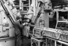 Jaguar E (1971) - stark maschinen-unterstützte Herstellung des V-12-Motors