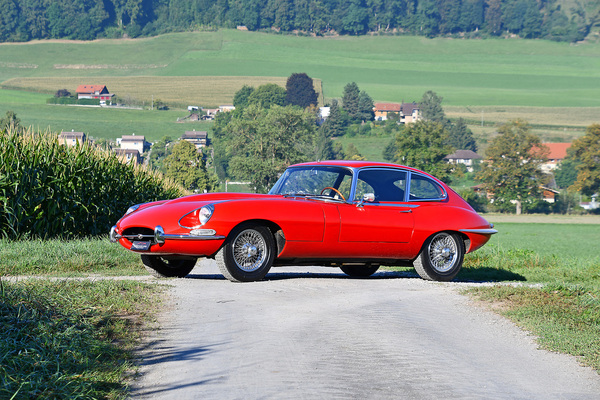 Jaguar E 4.2 Series 1.5 Coupé 2+2 (1968) - offered as lot 141 at the auction of the Oldtimer Galerie Toffen on October 14, 2023