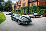 Jaguar E-Type (1961) - Der vorderste Wagen traf als letzter beim Genfer Autosalon desselben Jahres ein. (© Pendine Historic Cars, 2021) Jaguar E-Type (1961) - Der vorderste Wagen traf als letzter beim Genfer Autosalon desselben Jahres ein. (© Pendine Historic Cars, 2021)