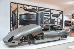 Jaguar E Type (1961) - Karosserieteile und kompletter "Bausatz" auf dem Jaguar-Stand - Rétromobile Paris 2016