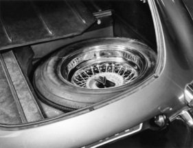 Jaguar E-Type (1961) - Reserverad unter dem Kofferraum.