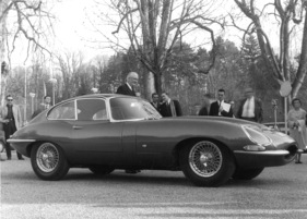 Jaguar E Type (1961) - William Lyons mit seinem Meisterwerk in Genf