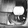 Jaguar E Type (1961) - aufgeräumt geht es im Kofferraum zu, unter einer Abdeckung liegen Reserverad und Werkzeug