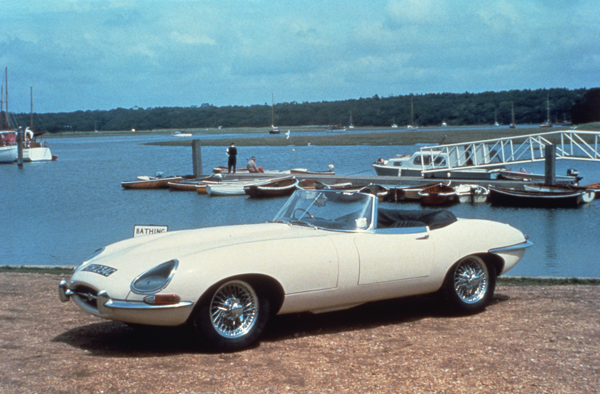 Beim Jaguar E-Type 3.8 Roadster der ersten Serie sind Stahlkleid und Fahrleistungen gleichermassen atemberaubend.
