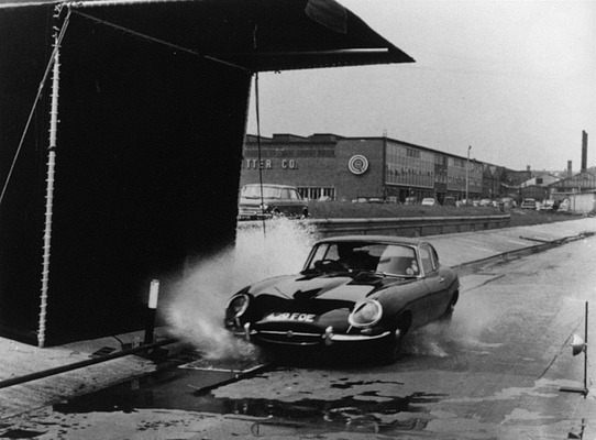 Jaguar E-Type beim Reifentest – dank Scheibenbremsen rundum verzögert die schnelle Katze vorzüglich.