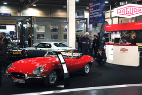 Bild Jaguar E Type (1961) - erstmals wieder mit einem offiziellen Stand vertreten, im Hintergrund der XJS (Techno Classica 2013)
