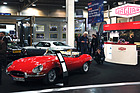 Jaguar E Type (1961) - erstmals wieder mit einem offiziellen Stand vertreten, im Hintergrund der XJS (Techno Classica 2013)