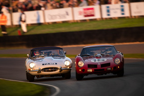 Jaguar E-Type (1961) - gegen den Ferrari 250 GT SWB "Breadvan" - im Rennen um die Kinrara Trophy - Goodwood Revival 2018