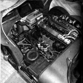 Jaguar E Type (1961) - vorne angelenkte Motorhaube klappt mit den Kotflügeln hoch und gibt ungehindert Zugang zum Motor