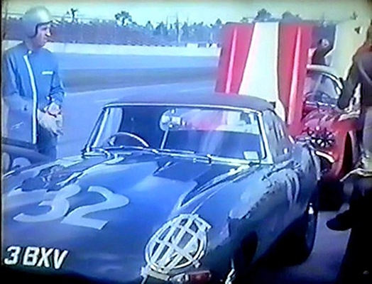 Jaguar E-Type (1962) beim 3 Stunden Rennen von Daytona 1962 - David Hobbs neben seinem Jaguar kurz vor dem Rennen (Standbild eines Levottofilms)