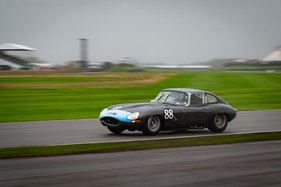 Bild Jaguar E-Type (1965) – Die Zulassung CUT 7 des RAC TT Celebration-Gewinners ist eine Hommage an E-Type 86004, den vierten je gebauten RHD E-Type überhaupt – Goodwood Revival 2025