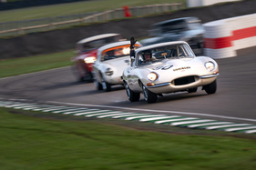 Jaguar E-Type (1966) - mit altmodischem Handzeichen wird signalisiert, was zu erwarten ist