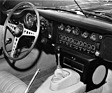 Jaguar E-Type (1968) - gut leserliche Anzeigeinstrumente, imposante Klaviatur in der Mittelkonsole - Genfer Autosalon 1968