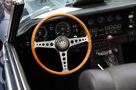 Jaguar E-Type (1974) - klassisches Cockpit
