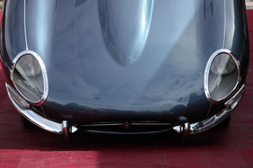 Jaguar E-Type 3.8 S1 Coupé (1961) - Haube offen - an der Dolder-Versteigerung der Oldtimer Galerie am 11. Juni 2016
