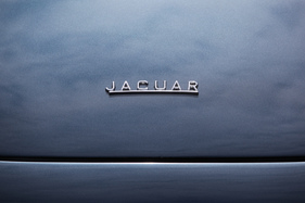Jaguar E-Type 3.8 S1 Coupé (1961) - Schriftzug - an der Dolder-Versteigerung der Oldtimer Galerie am 11. Juni 2016
