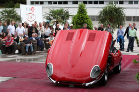 Jaguar E-Type 3.8 S1 Roadster (1963) - mit offener Motorhaube präsentiert - an der Dolder-Versteigerung der Oldtimer Galerie am 11. Juni 2016