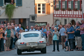 Bild Dorfdurchfahrten waren immer beliebt unter den Zuschauern, im Schritttempo mussten die Fahrer ihren Weg durch die Gassen finden
