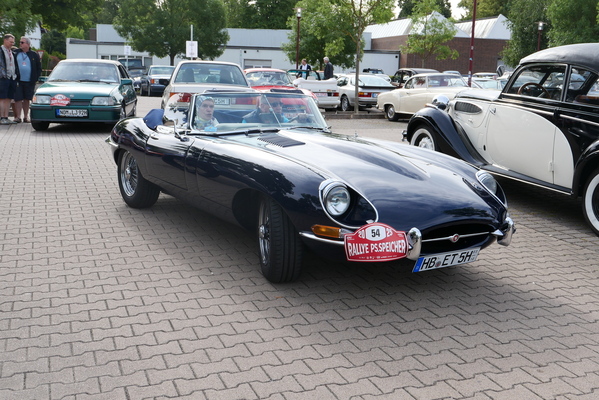 Jaguar E-Type 4,2 Liter Roadster Serie 1,5 von 1968, die Copilotin trägt passend dazu Kopftuch und Seidenschal – Einbecker Oldtimertage 2025