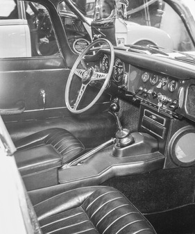 Jaguar E Type 4.2 Litre (1965) - umfangreich ausgestattetes Armaturenbrett des englischen Sportwagens - Genfer Automobilsalon 1965