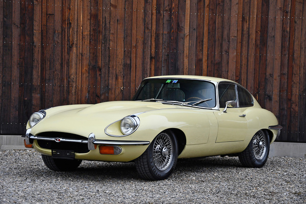 Bild Jaguar E-Type 4,2-Litre Series 2 FHC (1970) - als Lot 104 angeboten an der Versteigerung Oldtimer Galerie Toffen in Gstaad vom 29. Dezember 2021