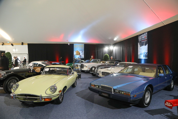 Jaguar E-Type 4.2-Litre Series 2 Roadster (1969), neben einem Aston Martin Lagona von 1984 an der Versteigerung der Oldtimer Galerie in Gstaad am 29. Dezember 2022