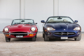Jaguar E-Type 4.2 Series 2 Cabrio (1970) und Jaguar XK8 Convertible (2000) - im Vergleich zum Vorgänger im Geiste ist der XK8 deutlich gewachsen (2000)