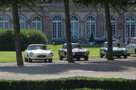 Jaguar E-Type Convertible (1964) - links der berühmte Serie-1-E-Type, von dem Enzo Ferrari sagte, dass es das schönste Auto der Welt sei - Classic-Gala Schwetzingen 2018