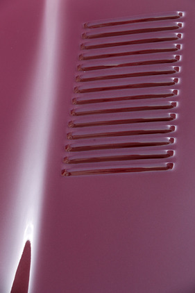 Jaguar E Type Coupé (1965) - Kühlerschlitze auf der Motorhaube