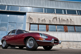 Jaguar E Type Coupé (1965) - abgedeckte Scheinwerfer hatten nur die Serie-1-E-Types