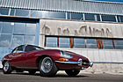 Jaguar E Type Coupé (1965) - abgedeckte Scheinwerfer hatten nur die Serie-1-E-Types