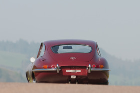 Jaguar E Type Coupé (1965) - bei der nachfolgenden Serie 2 wanderten dann die Lichter unter die Stossstangen