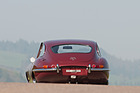 Jaguar E Type Coupé (1965) - bei der nachfolgenden Serie 2 wanderten dann die Lichter unter die Stossstangen