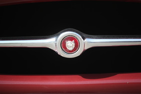 Jaguar E Type Coupé (1965) - der Jaguar-Kopf in der Kühleröffnung