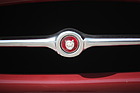 Jaguar E Type Coupé (1965) - der Jaguar-Kopf in der Kühleröffnung