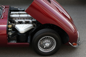 Jaguar E Type Coupé (1965) - der längs eingebaute Reihen-Sechszylinder mit zwei obenliegenden Nockenwellen