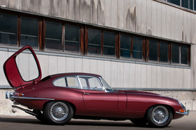 Jaguar E Type Coupé (1965) - die Hecktüre öffnet zur linken Seite
