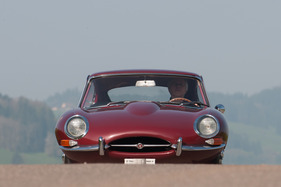 Jaguar E Type Coupé (1965) - die Rundungen wurden vom D-Type inspiriert