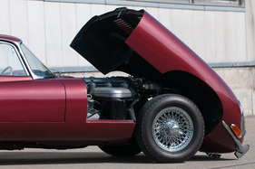 Jaguar E Type Coupé (1965) - die ganze Front kann heruntergeklappt werden