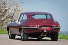 Jaguar E Type Coupé (1965) - erst die Zwölfzylinder hatten drei Auspuffenden