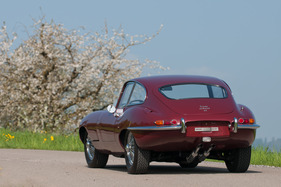 Jaguar E Type Coupé (1965) - filigrane Stossstangen, kaum Ornamente auf der Karosserie